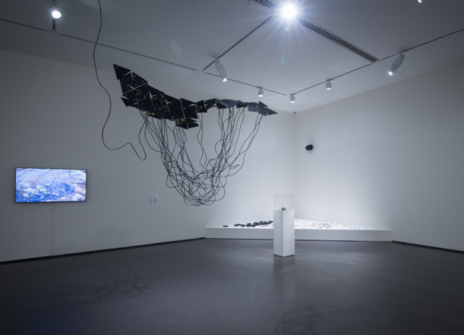 Earth machines: art installation hanging from the ceiling (650x470)